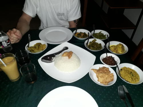 Im Restaurant werden die Zutaten des Currys einzeln serviert und man stellt es sich nach eigenem Belieben zusammen. 