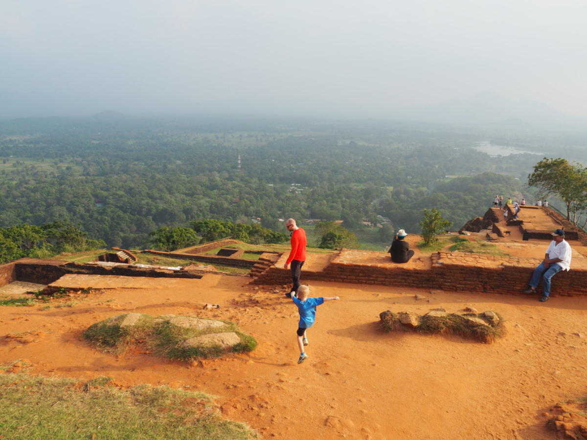 Auf dem Sigiriya. Viele Stufen - aber Finn ist noch munter :-)