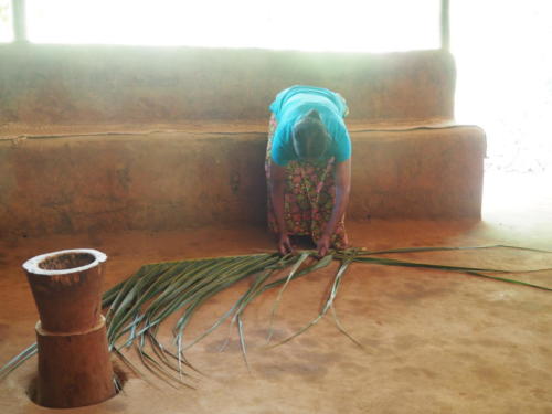 Hier wird ein Dach gedeckt. 